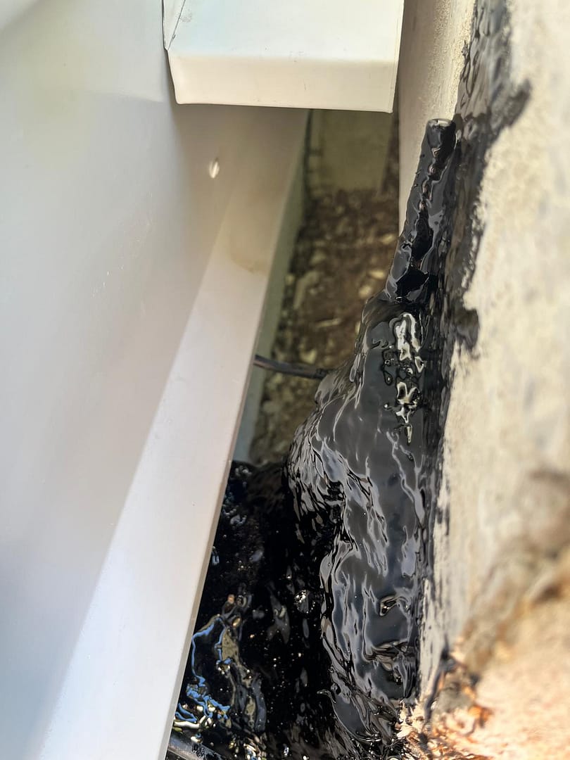 Närbild på fasadens tätning och skyddande material under renovering på ett hus i Lidingö – fasadunderhåll och fastighetsförvaltning.